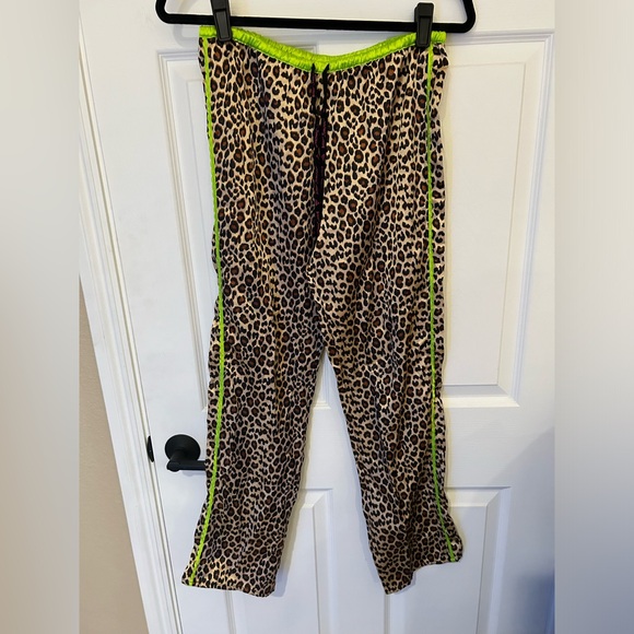 NWT Betsey Johnson Brushed Back Satin Leopard Lime Green Pajama Set Size S - Picture 8 of 12